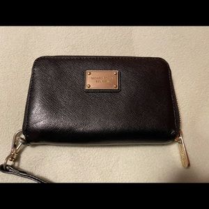Micheal Kors zip cell wristlet